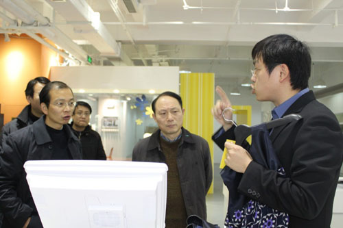 參觀領導詢問RFID智能零售系統運作細節